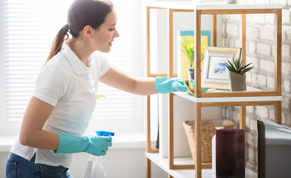 Professionelle Reinigung einer modernen Wohnung in München mit umweltfreundlichen Reinigungsmitteln