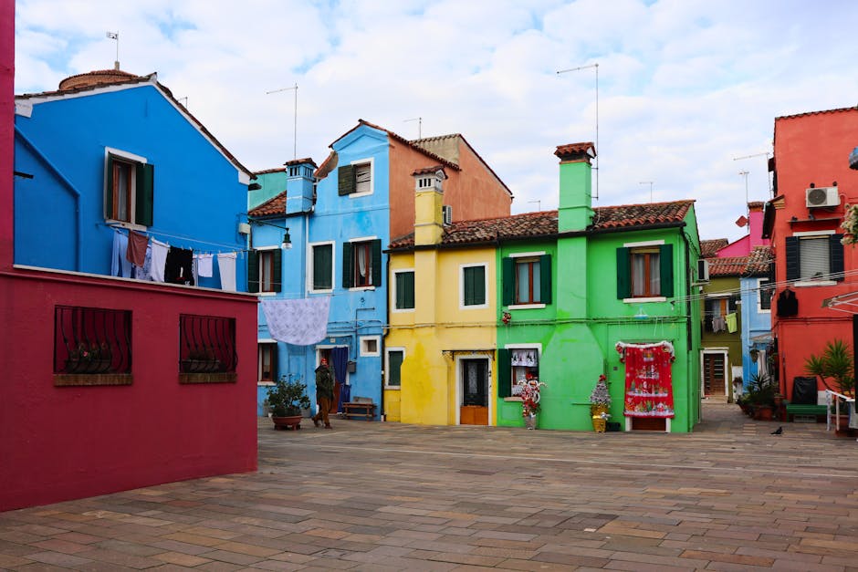 badezimmerreinigung - Vibrant, colorful houses on the island of Burano, near Venice, Italy, showcasing unique architecture.